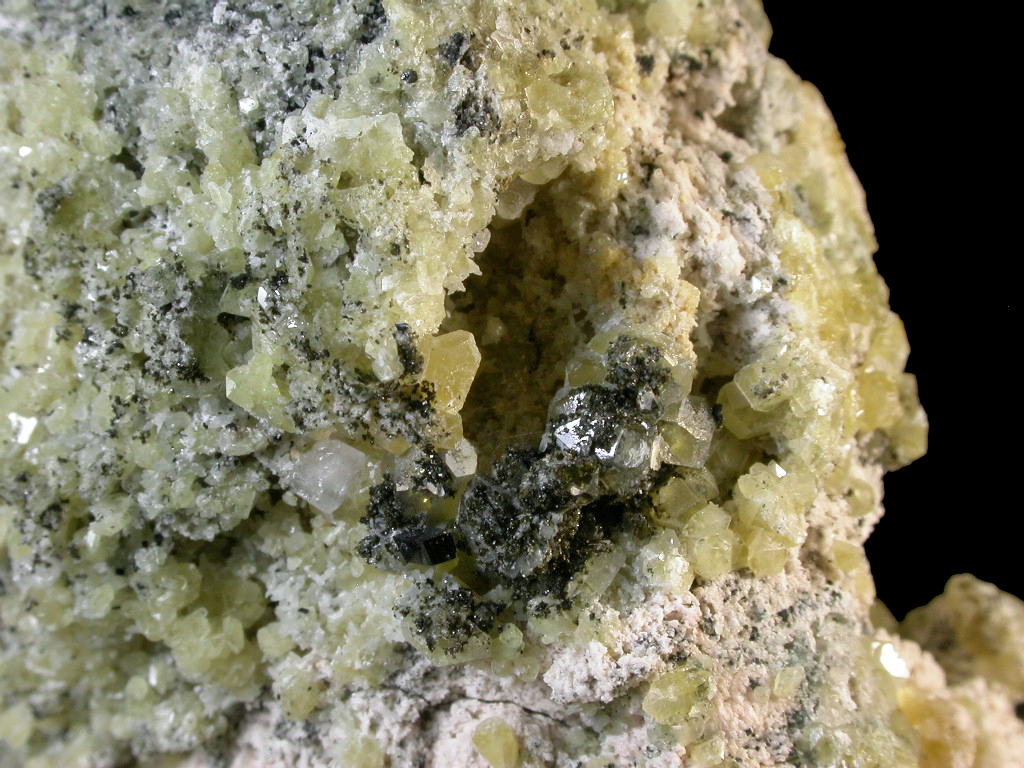 Calcite Sérandite Epididymite & Arfvedsonite