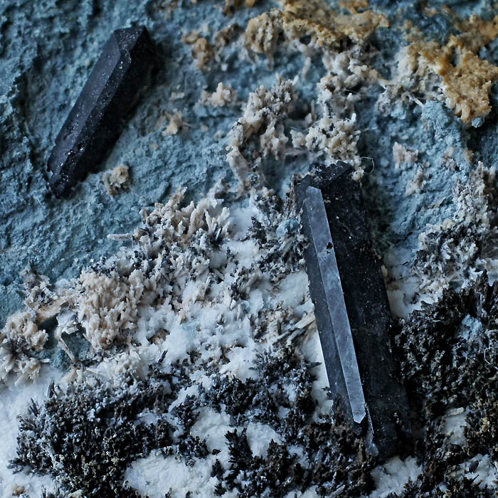 Benitoite & Neptunite