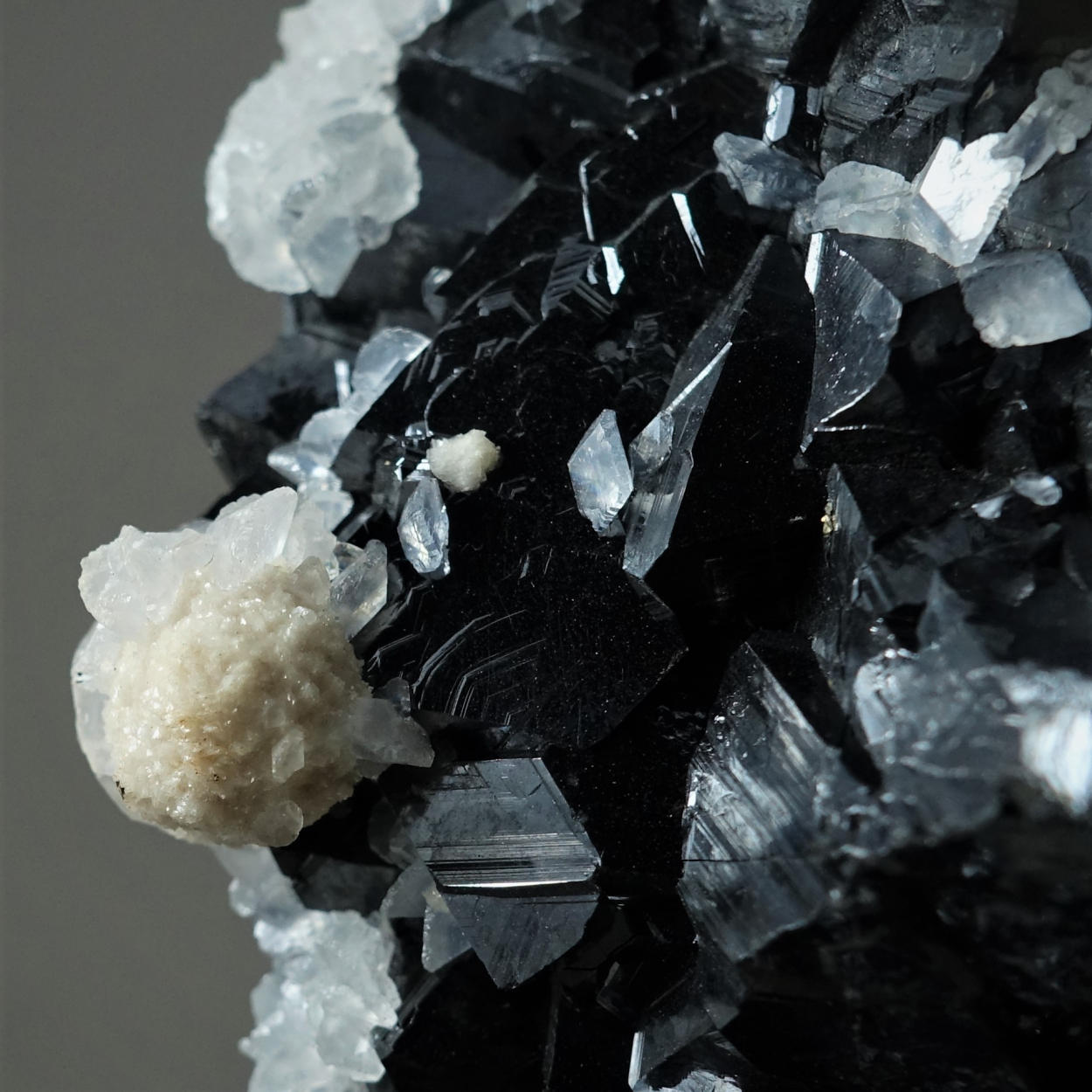 Sphalerite & Rhodochrosite & Calcite