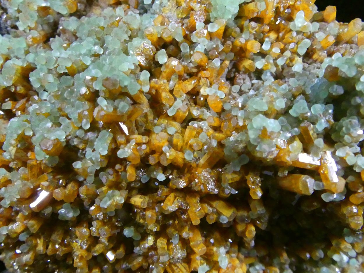 Cuprian Smithsonite On Mimetite