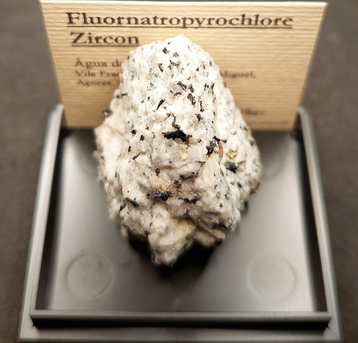 Fluornatropyrochlore & Zircon