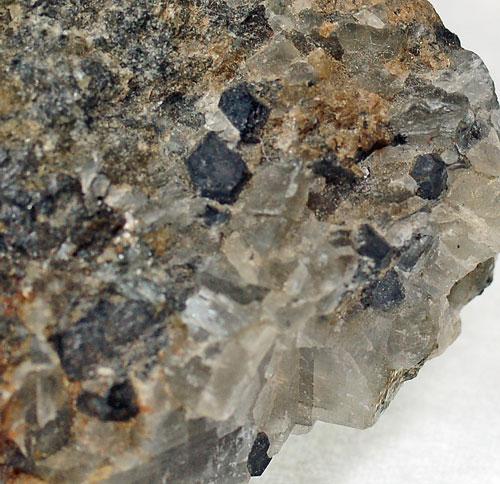 Perovskite Var Dysanalyte