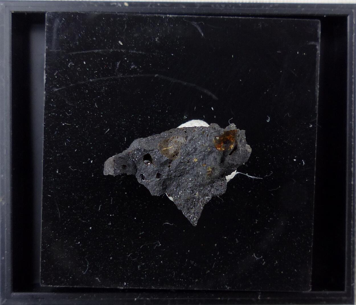 Nitrobarite