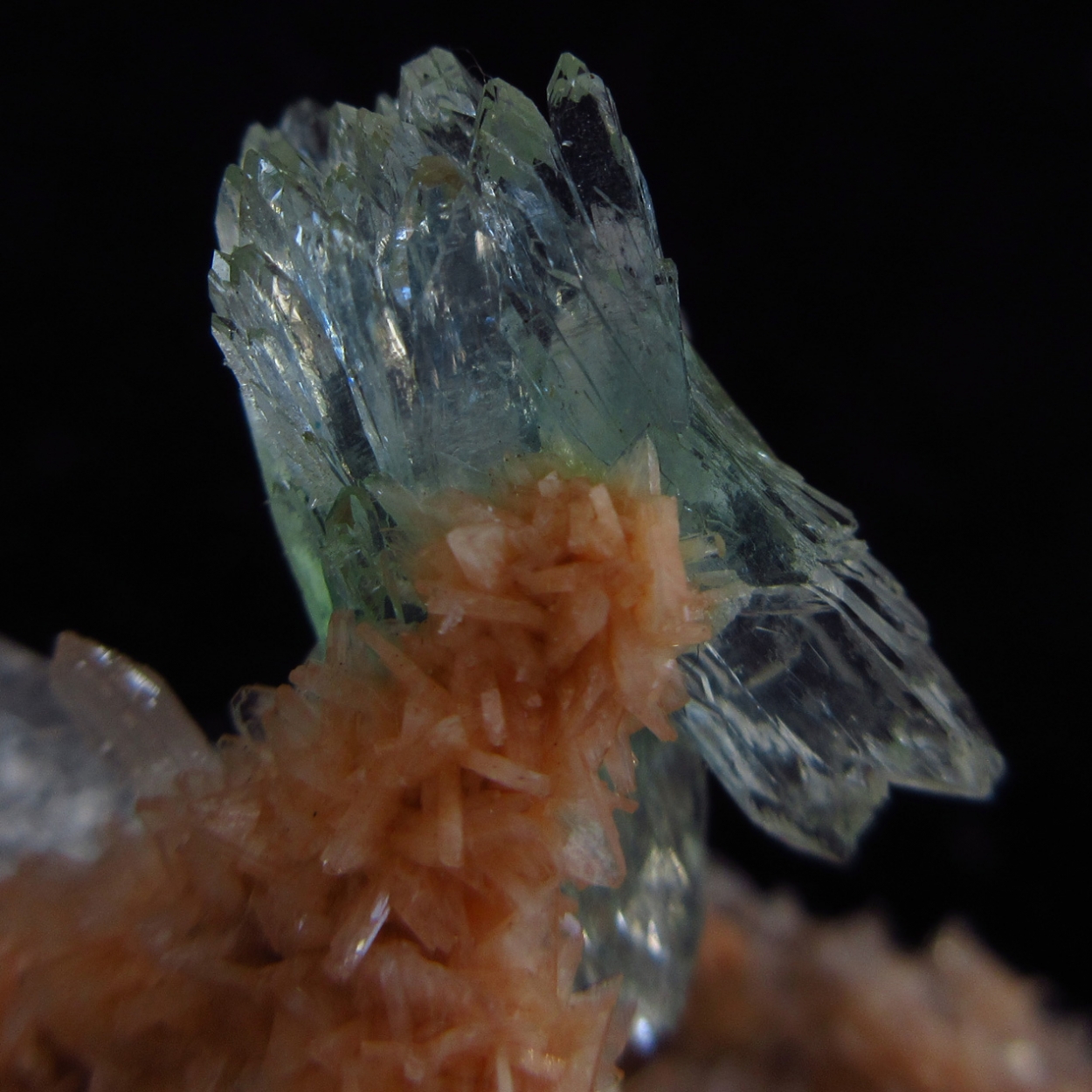 Apophyllite On Heulandite With Stilbite