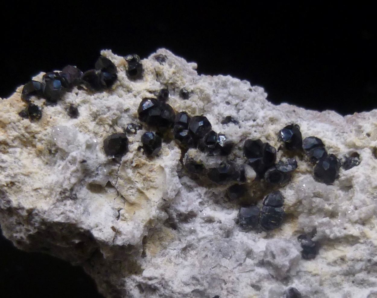 Fluor-buergerite