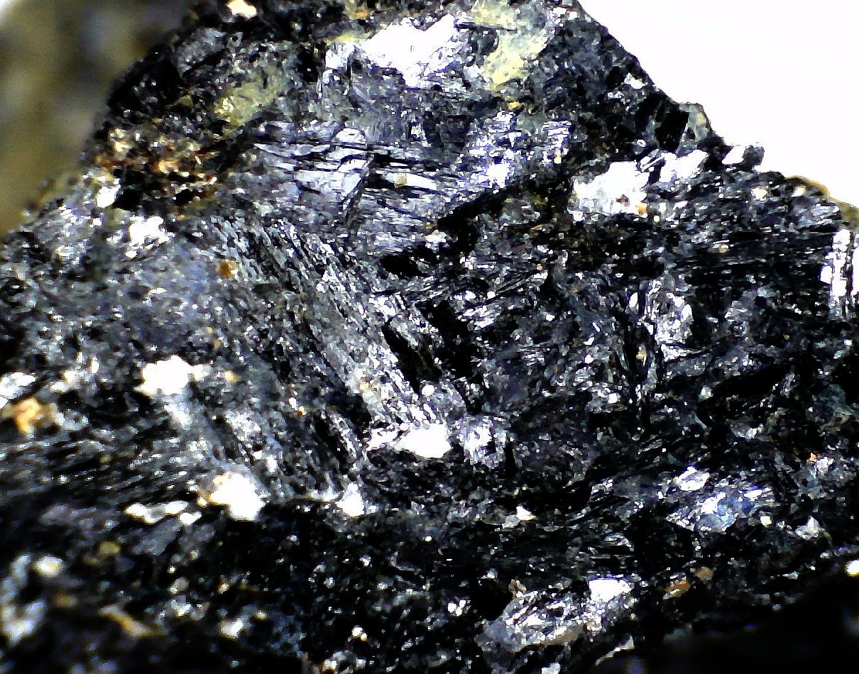 Ferro-ferri-nybøite Ceriopyrochlore