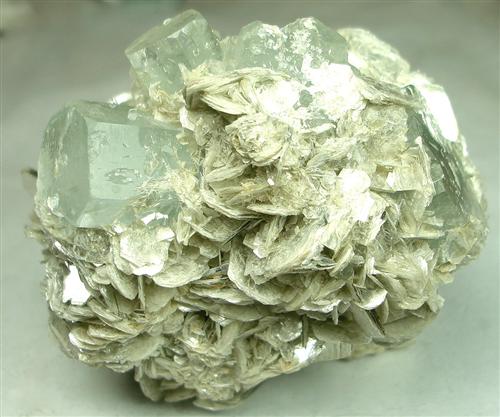 Aquamarine With Muscovite