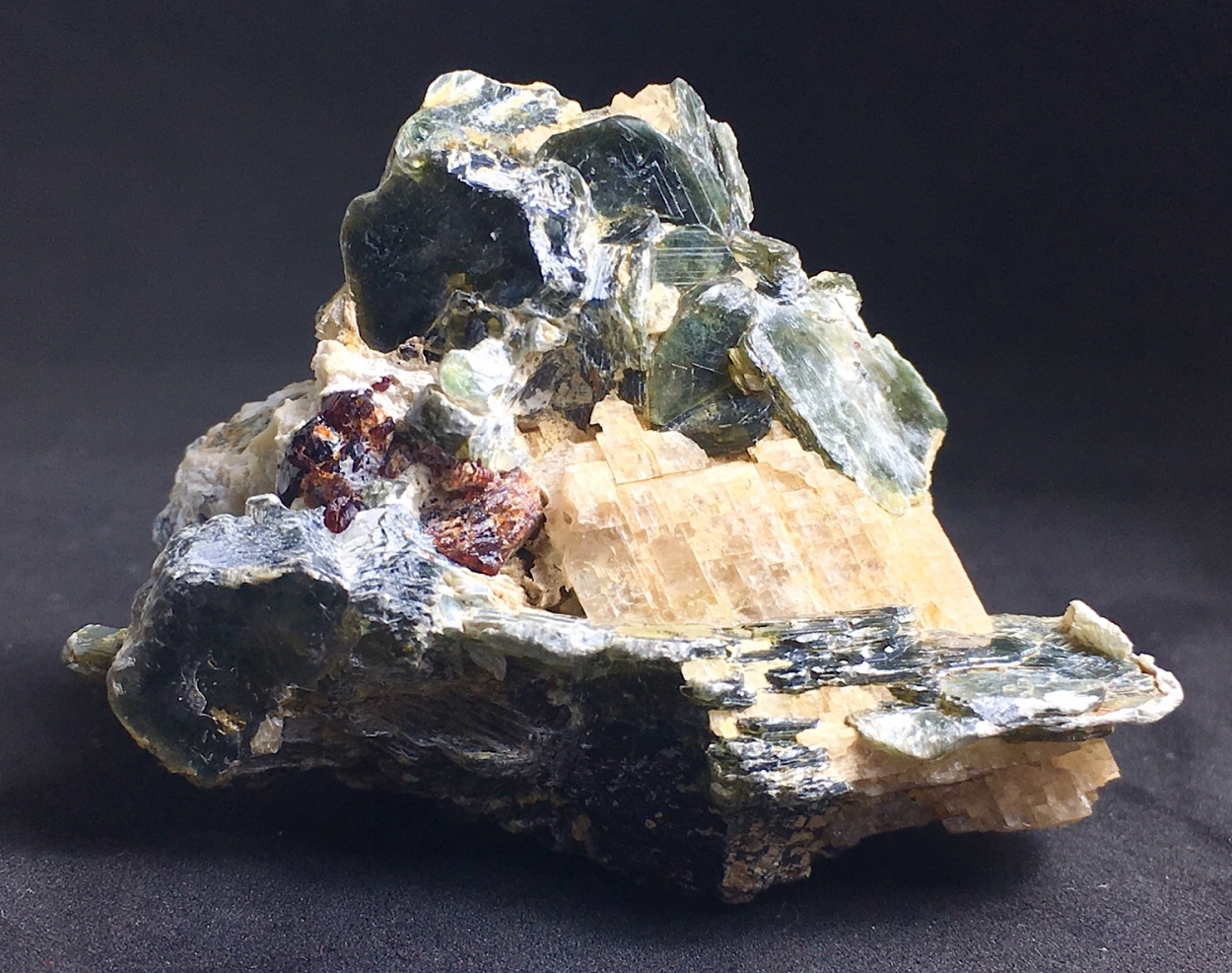 Hydroxylclinohumite With Clinochlore