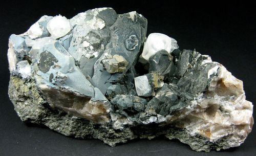 Julgoldite-(Fe2+) & Calcite