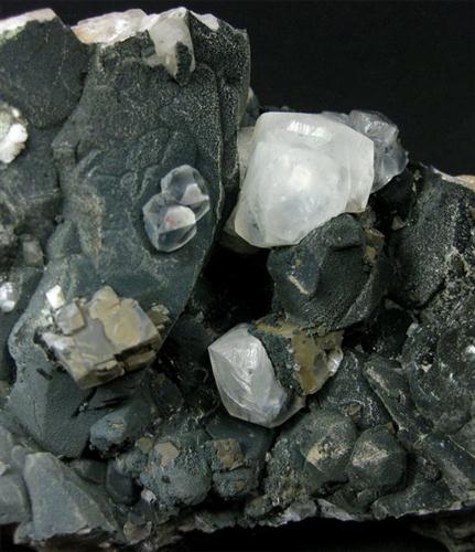 Julgoldite-(Fe2+) & Calcite