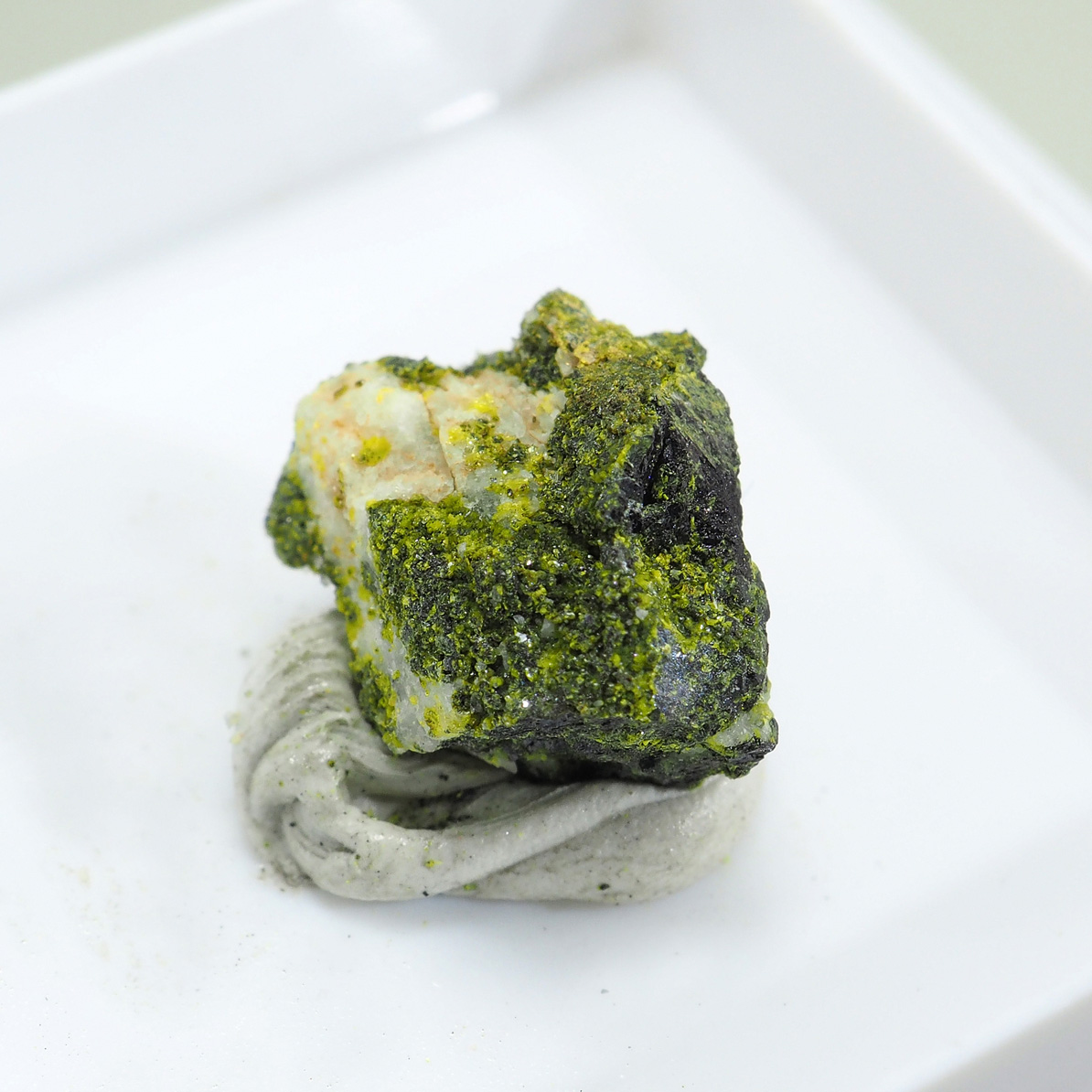 Hydrotungstite