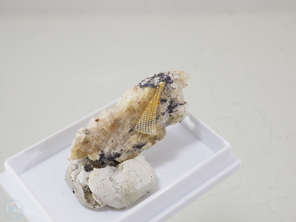 Hundholmenite-(Y)