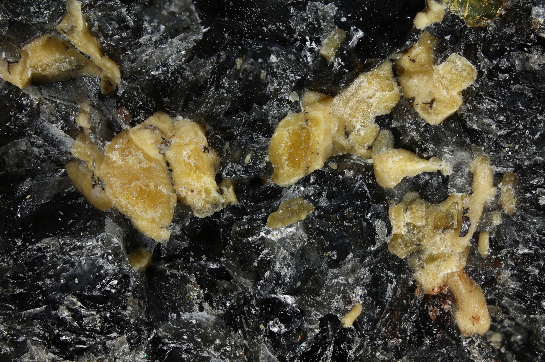 Thorogummite