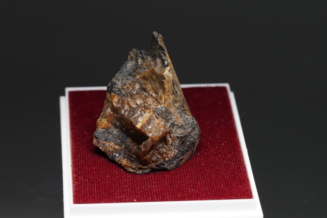 Euxenite-(Y)