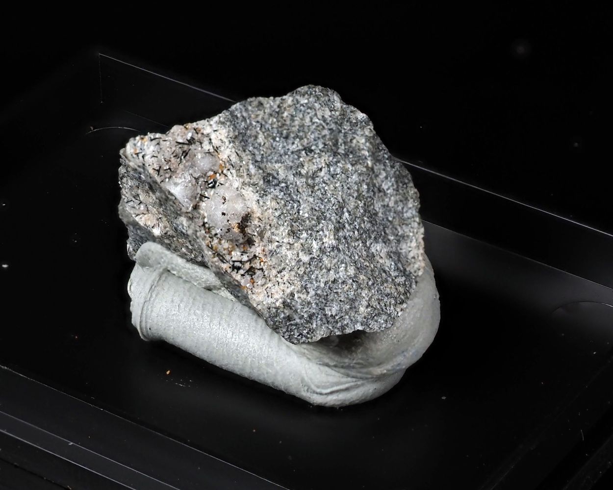 Labuntsovite-Mn
