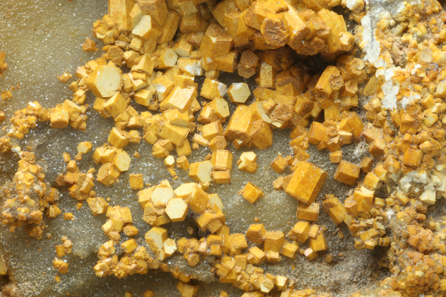 Natrobistantite