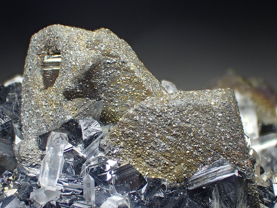 Chalcopyrite Sphalerite & Quartz