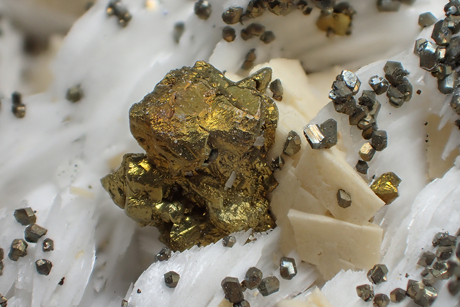 Baryte Chalcopyrite & Dolomite