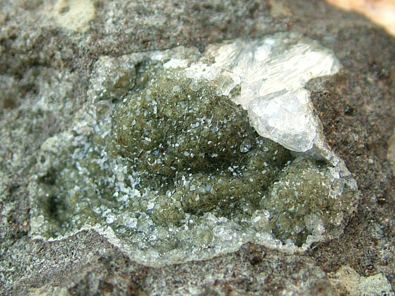 Analcime With Gmelinite