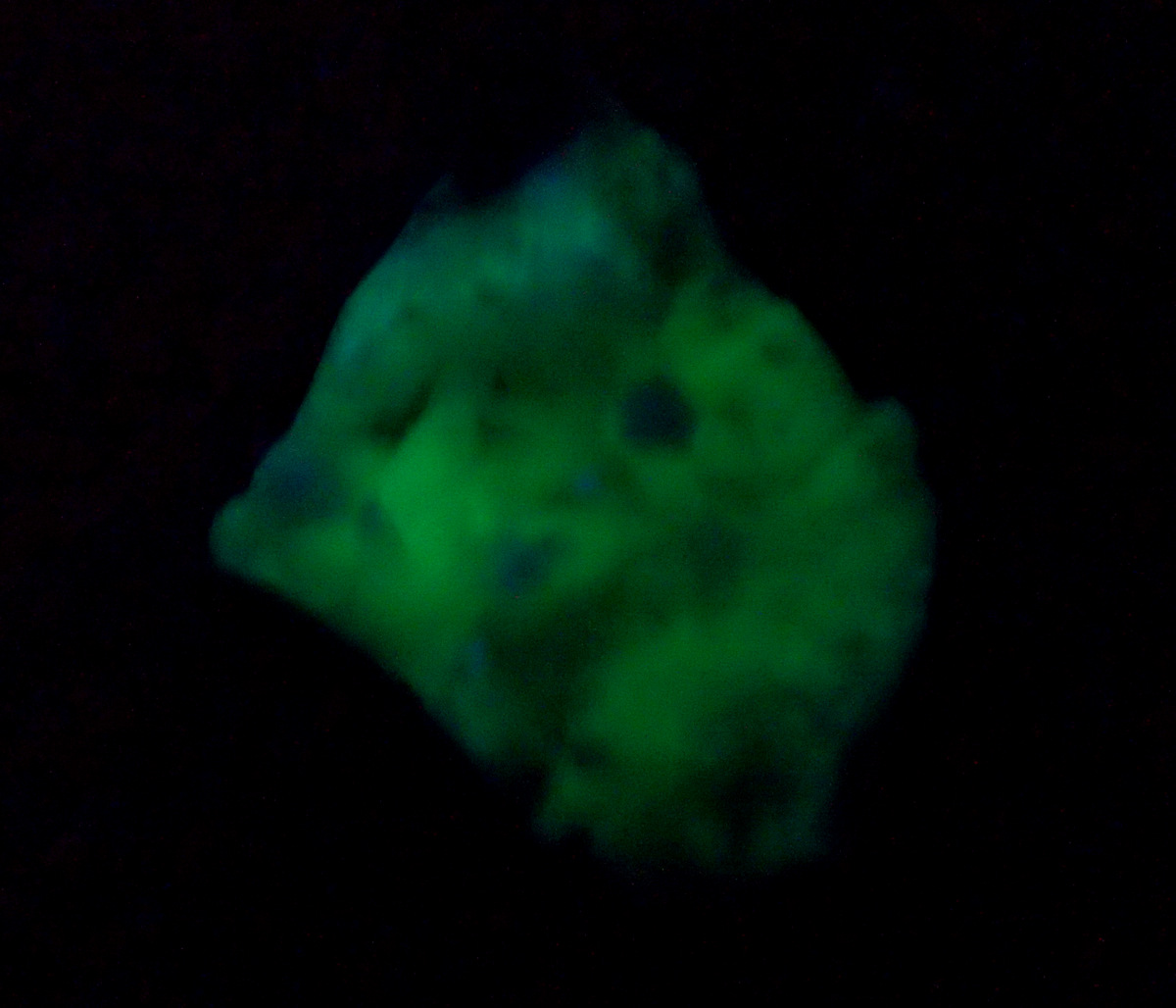 Hemimorphite On Chalcedony On Scholzite