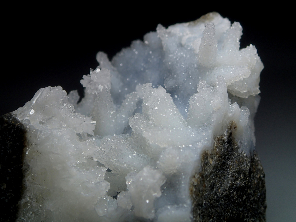 Hemimorphite On Chalcedony On Scholzite