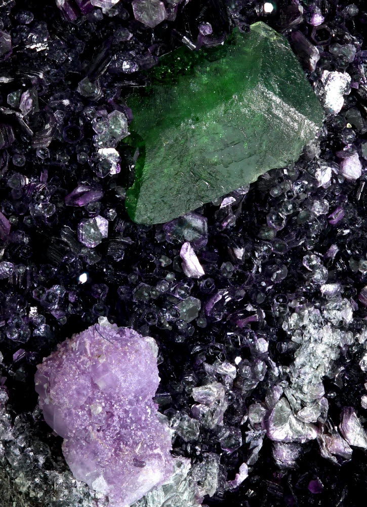 Chromian Titanite Amesite & Chamosite On Stichtite