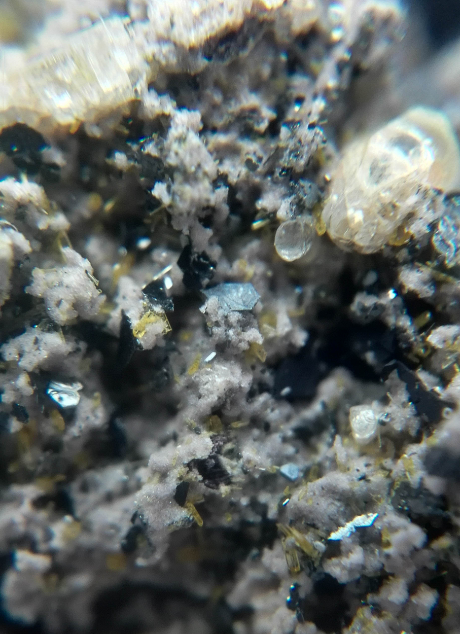 Fluorapatite Specularite Fluoro-edenite & Yuanfuliite