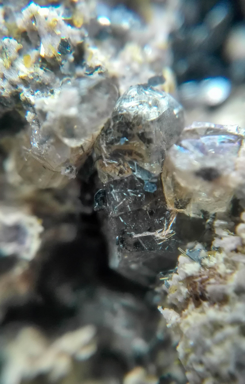 Fluorapatite Specularite Fluoro-edenite & Yuanfuliite