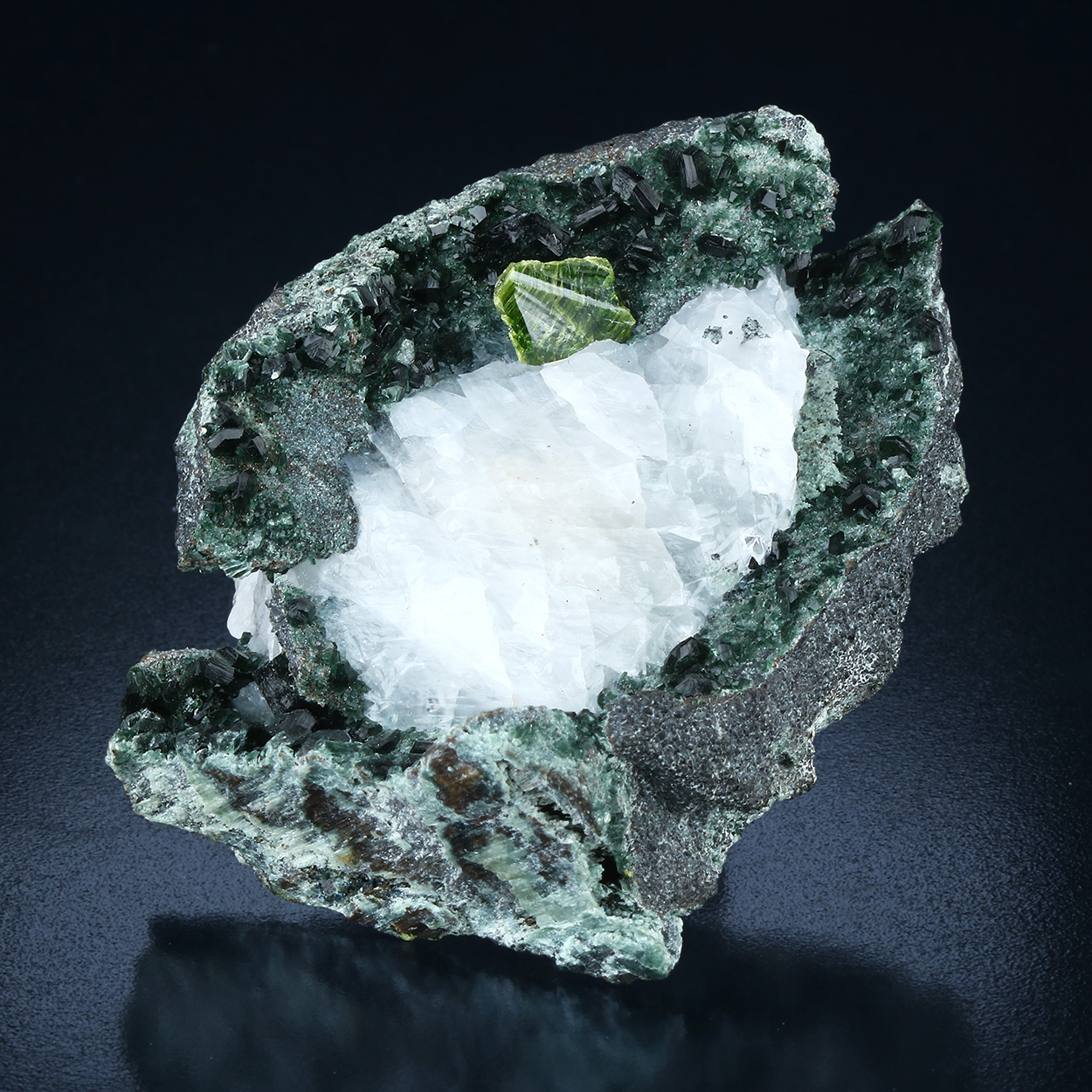 Chromian Titanite & Clinochlore