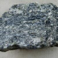 Fluoro-leakeite