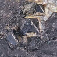 Uraninite & Columbite-(Fe)