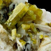 Pyromorphite On Baryte