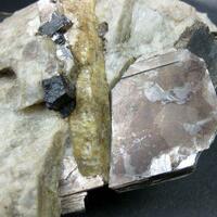 Heliodor Columbite & Muscovite