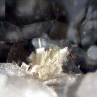 Hellandite-(Y) & Quartz