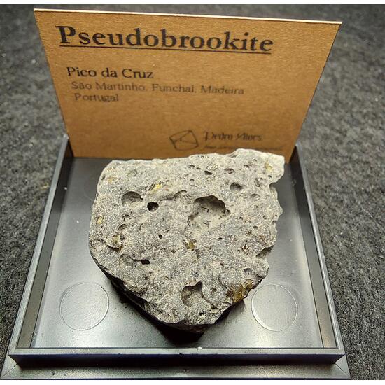 Pseudobrookite & Enstatite